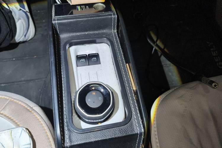 Used Geely Galaxy Panda 2023 Panda Mini 200km Endurance Bear Gear Lever