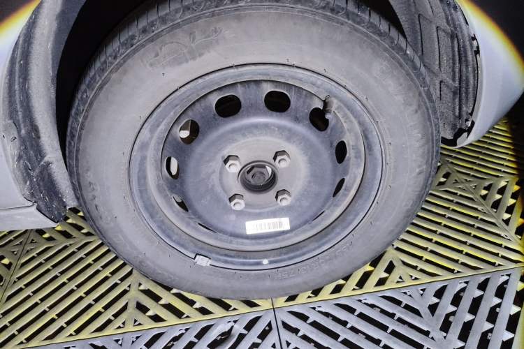 Used Geely Galaxy Panda 2023 Panda Mini 200km Endurance Bear Right Front Wheel Hub