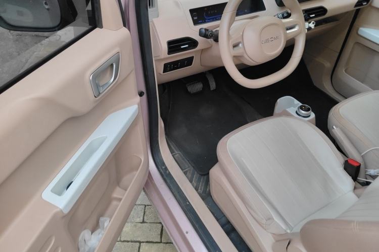 Used Geely Galaxy Panda 2023 Panda Mini 200km Endurance Bear Driver Seat