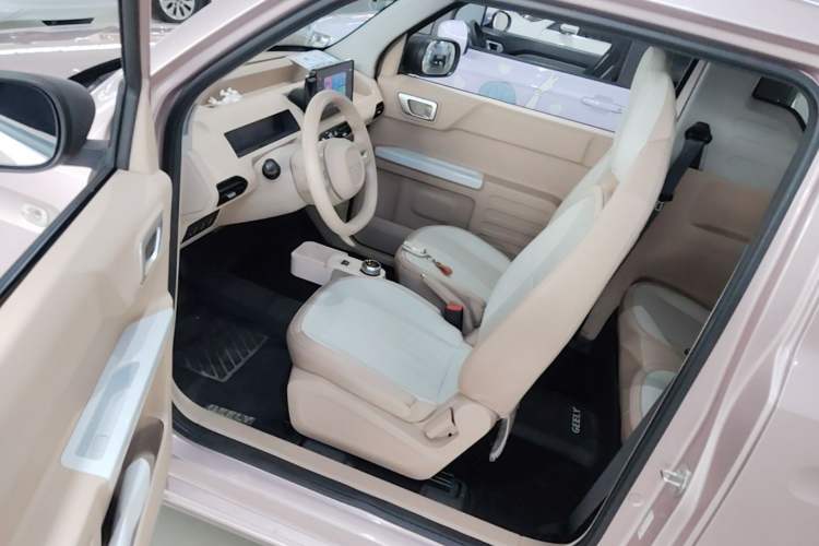 Used Geely Galaxy Panda 2023 Panda Mini 200km Endurance Bear Driver Seat
