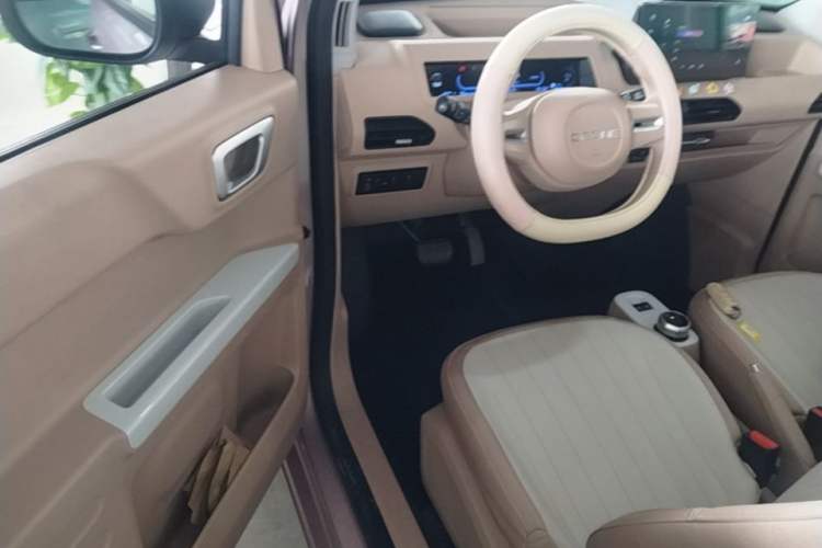 Used Geely Galaxy Panda 2023 Panda Mini 200km Endurance Bear Driver Seat
