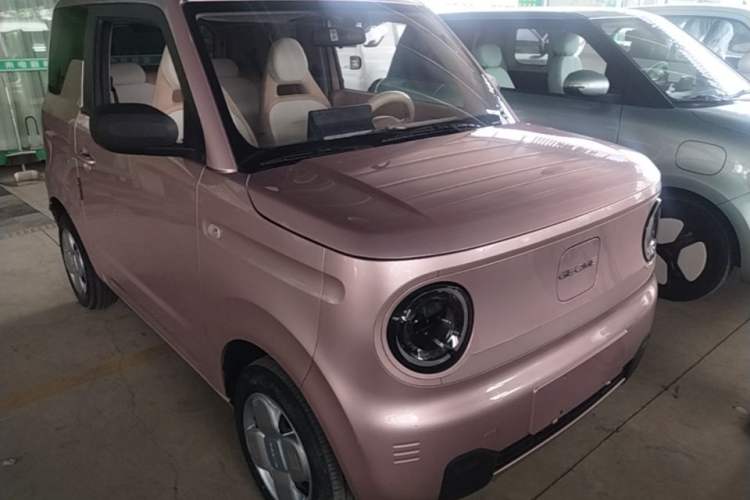 Used Geely Galaxy Panda 2023 Panda Mini 200km Endurance Bear Front Right 45 Deg