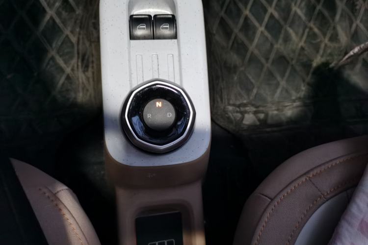 Used Geely Galaxy Panda 2023 Panda Mini 200km Endurance Bear Gear Lever
