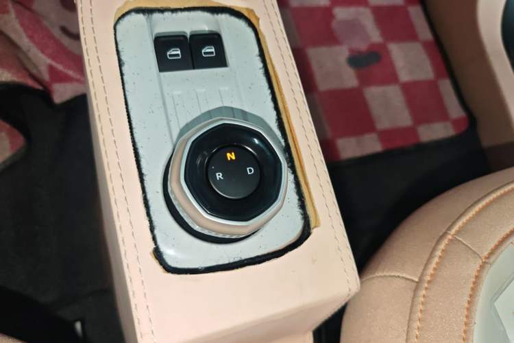 Used Geely Galaxy Panda 2023 Panda Mini 200km Endurance Bear Gear Lever