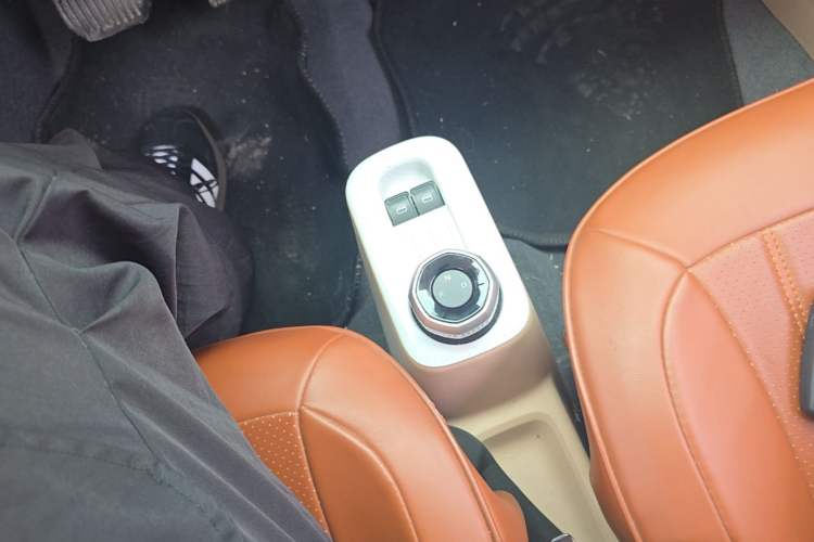 Used Geely Galaxy Panda 2023 Panda Mini 200km Endurance Bear Gear Lever