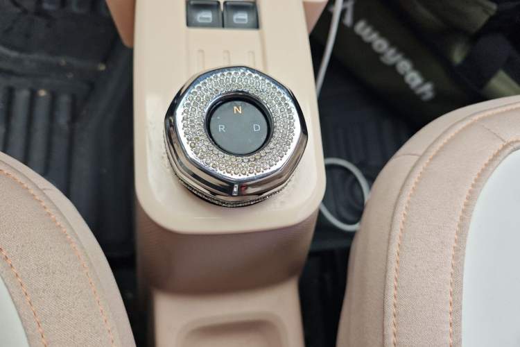 Used Geely Galaxy Panda 2023 Panda Mini 200km Endurance Bear Gear Lever