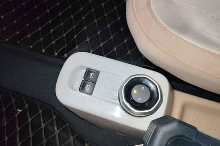 Used Geely Galaxy Panda 2023 Panda Mini 200km Endurance Bear Gear Lever