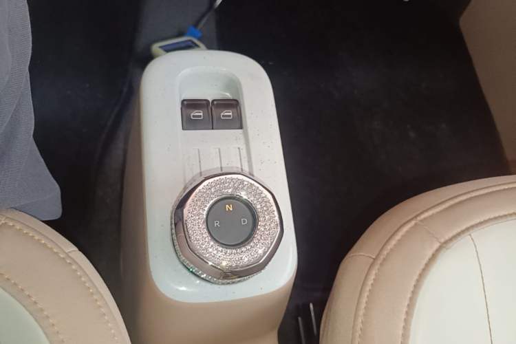 Used Geely Galaxy Panda 2023 Panda Mini 200km Endurance Bear Gear Lever