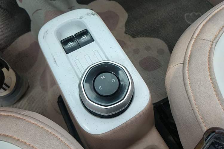 Used Geely Galaxy Panda 2023 Panda Mini 200km Endurance Bear Gear Lever
