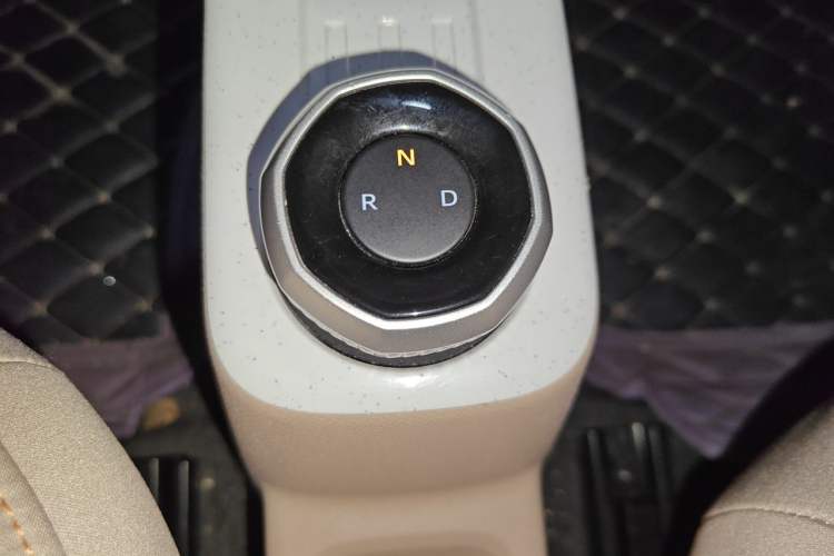 Used Geely Galaxy Panda 2023 Panda Mini 200km Endurance Bear Gear Lever