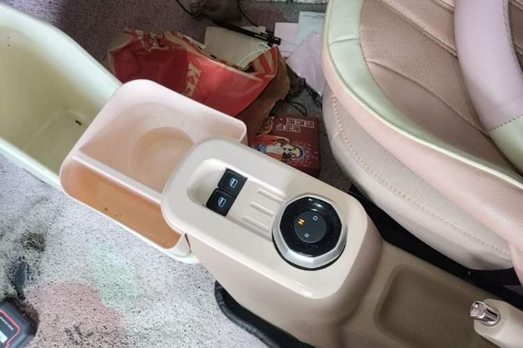 Used Geely Galaxy Panda 2023 Panda Mini 200km Endurance Bear Gear Lever