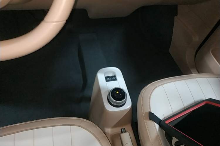 Used Geely Galaxy Panda 2023 Panda Mini 200km Endurance Bear Gear Lever