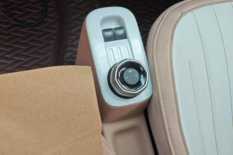 Used Geely Galaxy Panda 2023 Panda Mini 200km Endurance Bear Gear Lever