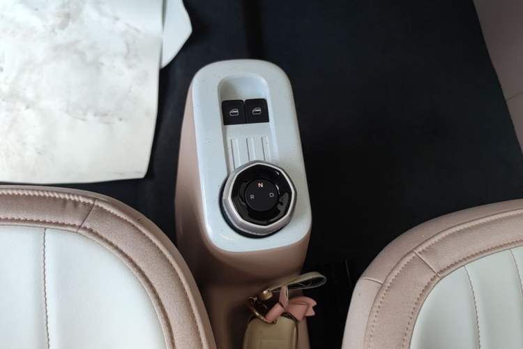 Used Geely Galaxy Panda 2023 Panda Mini 200km Endurance Bear Gear Lever