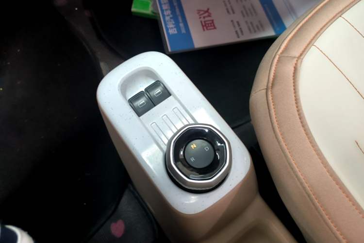Used Geely Galaxy Panda 2023 Panda Mini 200km Endurance Bear Gear Lever