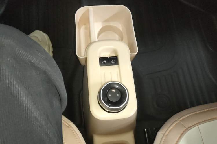 Used Geely Galaxy Panda 2023 Panda Mini 200km Endurance Bear Gear Lever