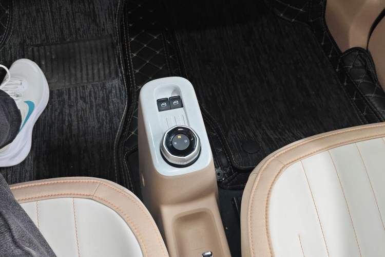 Used Geely Galaxy Panda 2023 Panda Mini 200km Endurance Bear Gear Lever