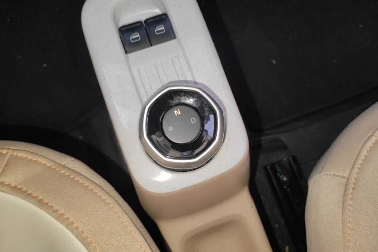 Used Geely Galaxy Panda 2023 Panda Mini 200km Endurance Bear Gear Lever