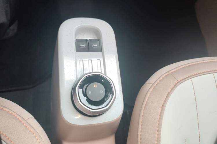 Used Geely Galaxy Panda 2023 Panda Mini 200km Endurance Bear Gear Lever