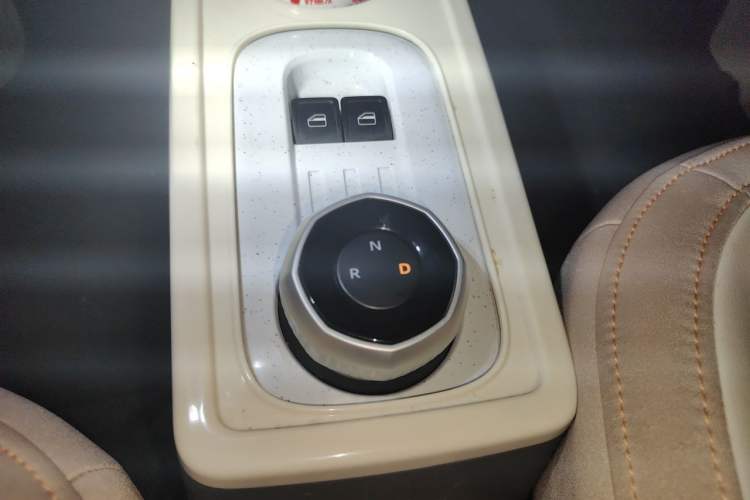 Used Geely Galaxy Panda 2023 Panda Mini 200km Endurance Bear Gear Lever