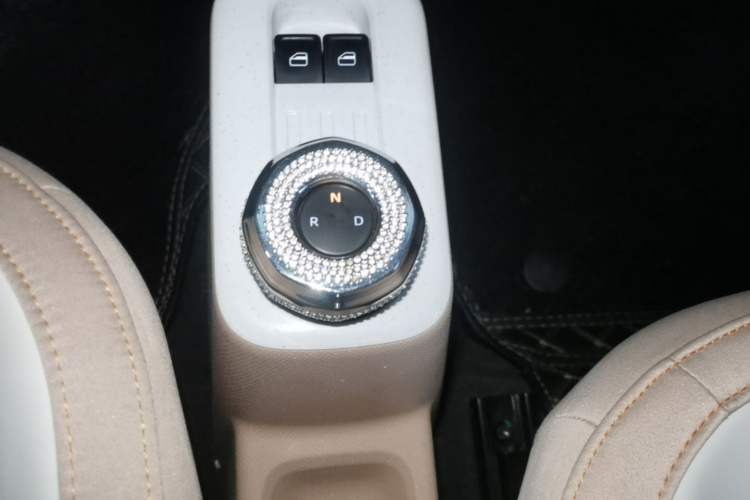 Used Geely Galaxy Panda 2023 Panda Mini 200km Endurance Bear Gear Lever