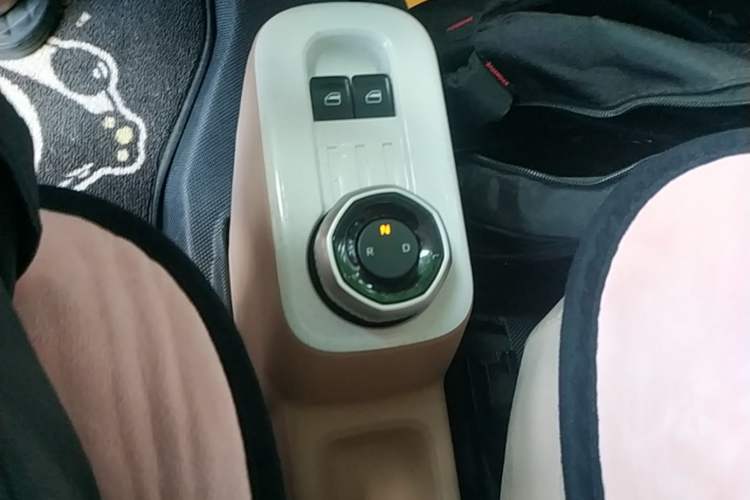 Used Geely Galaxy Panda 2023 Panda Mini 200km Endurance Bear Gear Lever