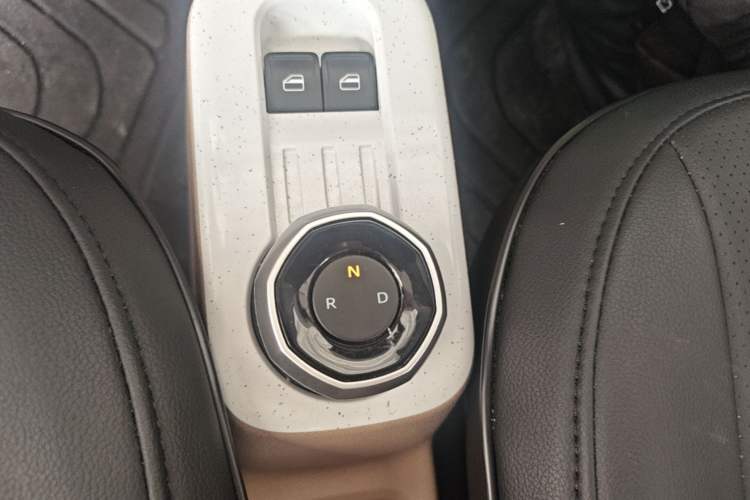 Used Geely Galaxy Panda 2023 Panda Mini 200km Endurance Bear Gear Lever