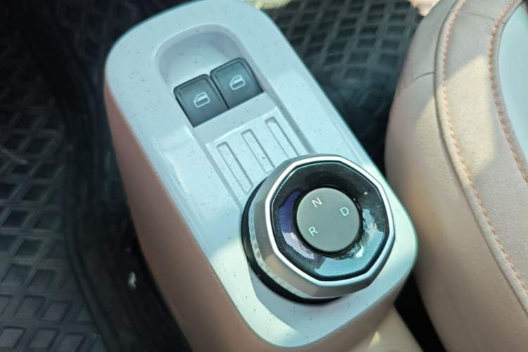 Used Geely Galaxy Panda 2023 Panda Mini 200km Endurance Bear Gear Lever