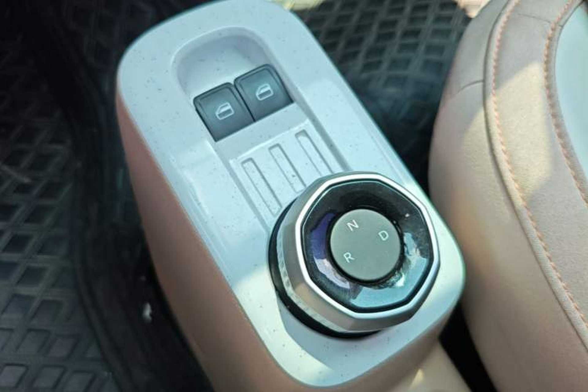 Used Geely Galaxy Panda 2023 Panda Mini 200km Endurance Bear Gear Lever
