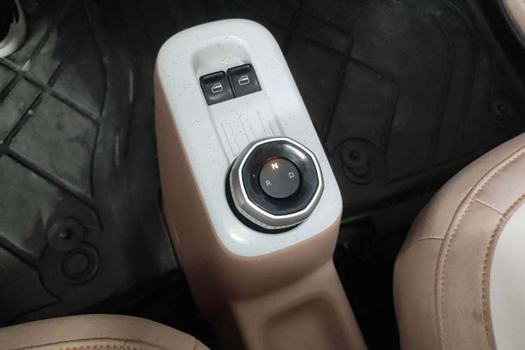 Used Geely Galaxy Panda 2023 Panda Mini 200km Endurance Bear Gear Lever