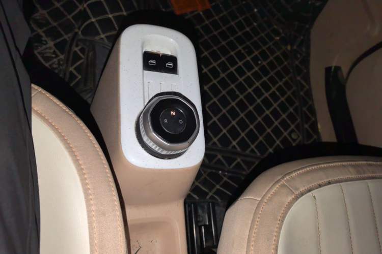 Used Geely Galaxy Panda 2023 Panda Mini 200km Endurance Bear Gear Lever
