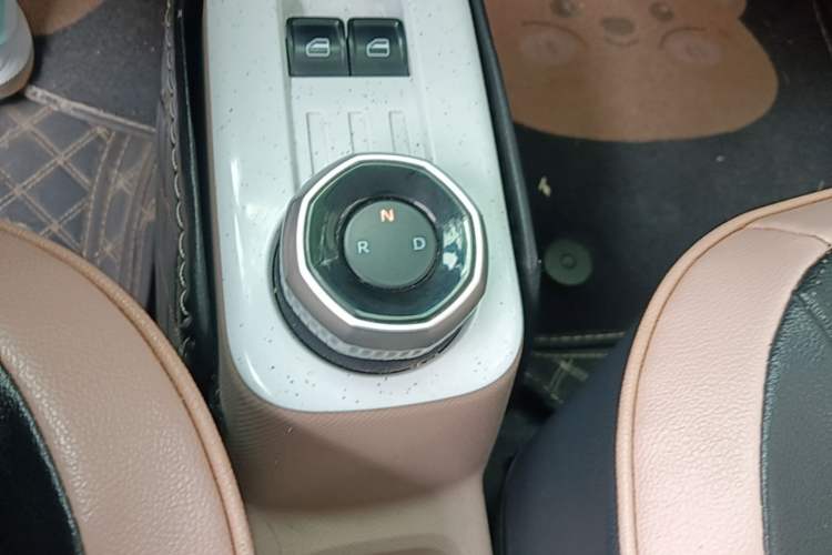 Used Geely Galaxy Panda 2023 Panda Mini 200km Endurance Bear Gear Lever