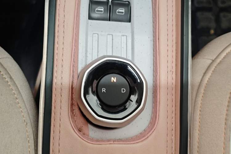 Used Geely Galaxy Panda 2023 Panda Mini 200km Endurance Bear Gear Lever