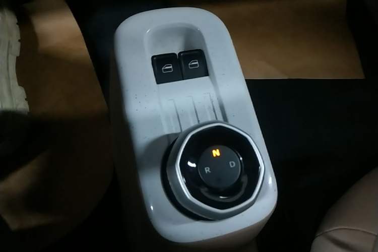 Used Geely Galaxy Panda 2023 Panda Mini 200km Endurance Bear Gear Lever