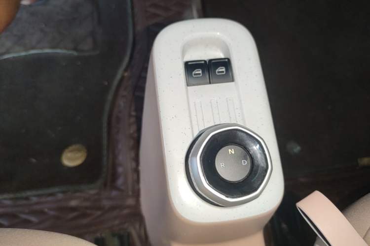 Used Geely Galaxy Panda 2023 Panda Mini 200km Endurance Bear Gear Lever