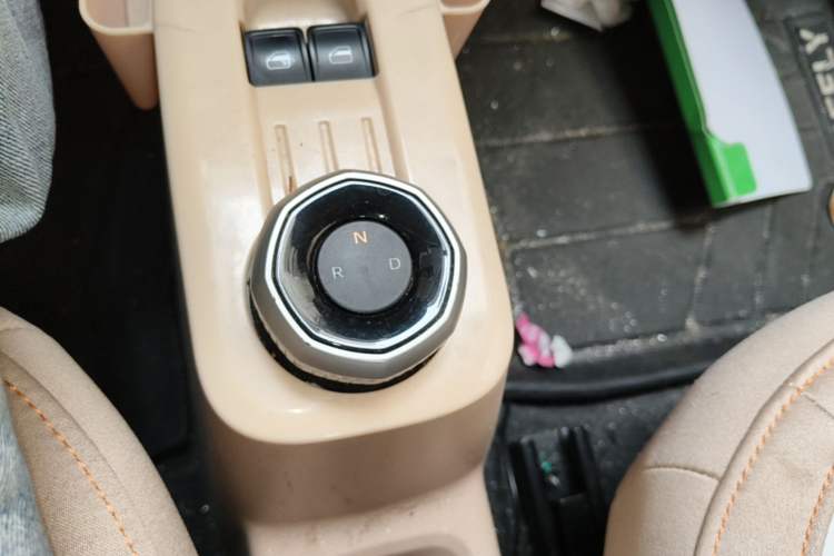 Used Geely Galaxy Panda 2023 Panda Mini 200km Endurance Bear Gear Lever