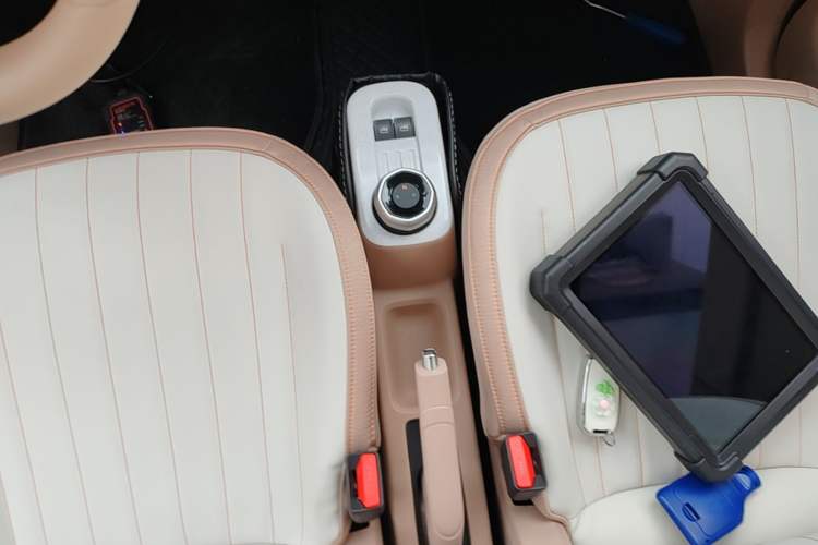 Used Geely Galaxy Panda 2023 Panda Mini 200km Endurance Bear Gear Lever