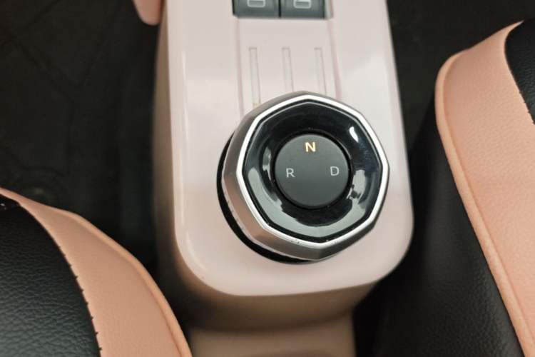 Used Geely Galaxy Panda 2023 Panda Mini 200km Endurance Bear Gear Lever
