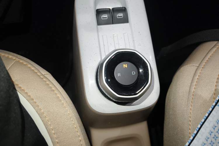 Used Geely Galaxy Panda 2023 Panda Mini 200km Endurance Bear Gear Lever