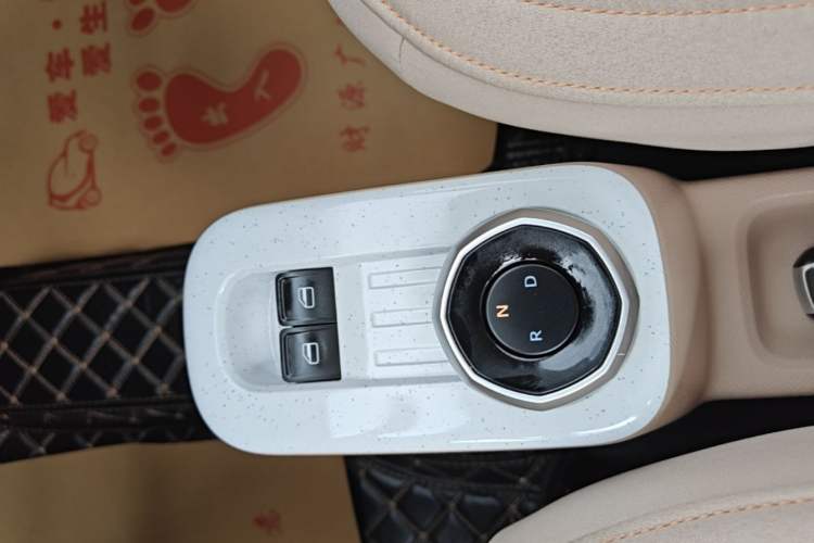 Used Geely Galaxy Panda 2023 Panda Mini 200km Endurance Bear Gear Lever
