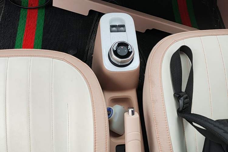 Used Geely Galaxy Panda 2023 Panda Mini 200km Endurance Bear Gear Lever