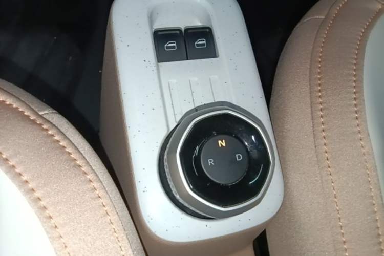 Used Geely Galaxy Panda 2023 Panda Mini 200km Endurance Bear Gear Lever