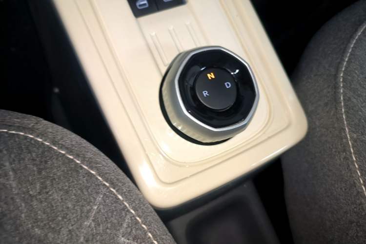 Used Geely Galaxy Panda 2023 Panda Mini 200km Endurance Bear Gear Lever