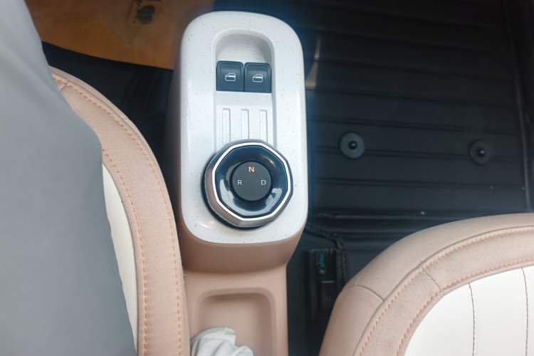 Used Geely Galaxy Panda 2023 Panda Mini 200km Endurance Bear Gear Lever