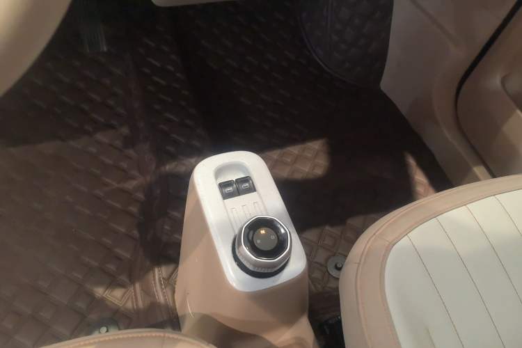 Used Geely Galaxy Panda 2023 Panda Mini 200km Endurance Bear Gear Lever