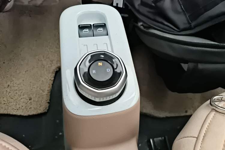 Used Geely Galaxy Panda 2023 Panda Mini 200km Endurance Bear Gear Lever