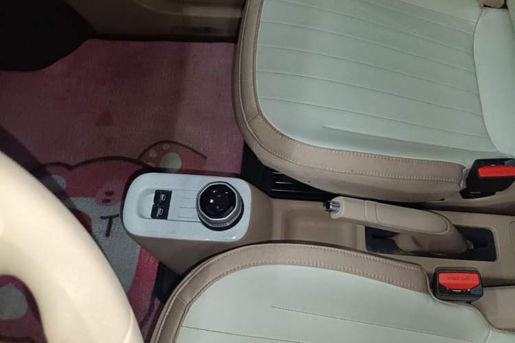 Used Geely Galaxy Panda 2023 Panda Mini 200km Endurance Bear Gear Lever