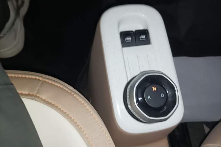 Used Geely Galaxy Panda 2023 Panda Mini 200km Endurance Bear Gear Lever