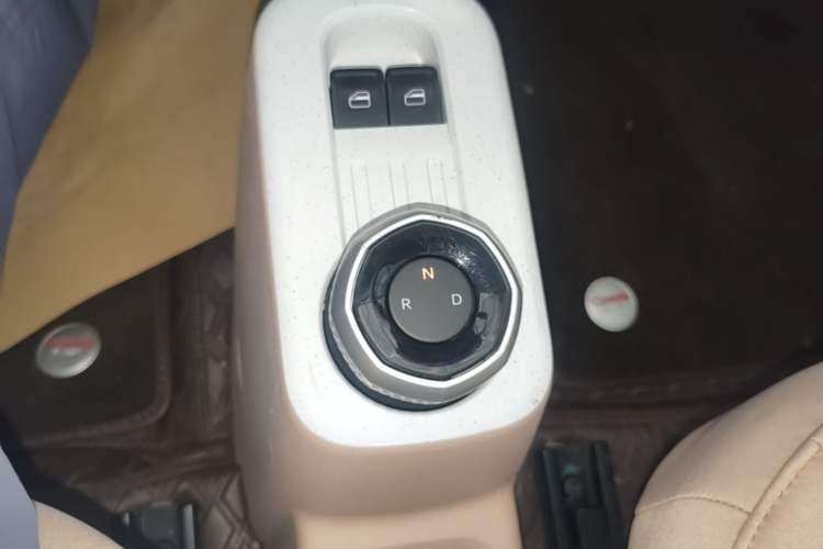 Used Geely Galaxy Panda 2023 Panda Mini 200km Endurance Bear Gear Lever