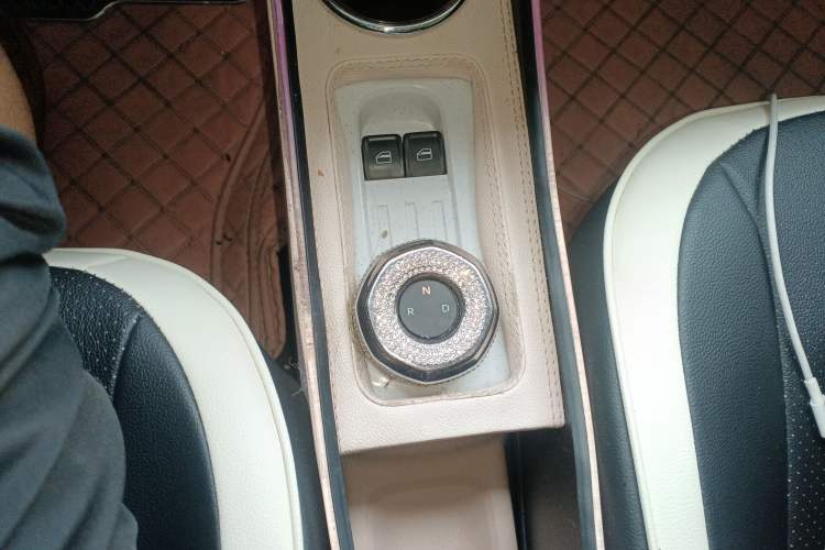 Used Geely Galaxy Panda 2023 Panda Mini 200km Endurance Bear Gear Lever